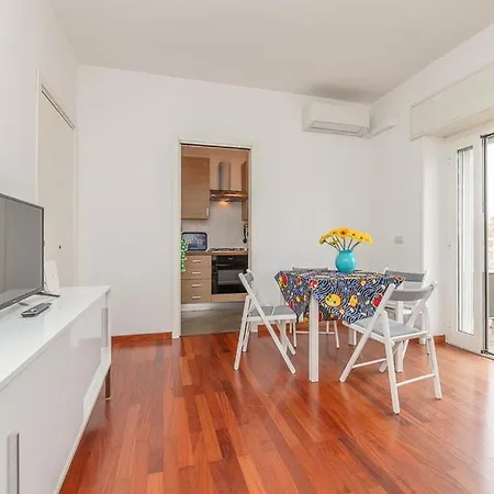 Appartement Bright And Quiet Close To Fair Milaan